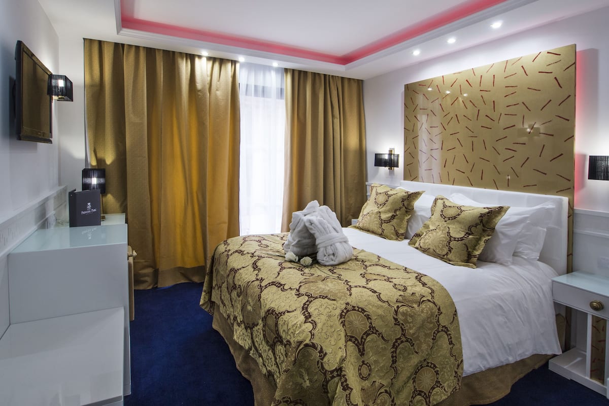 Premium bedding, down duvets, minibar, in-room safe