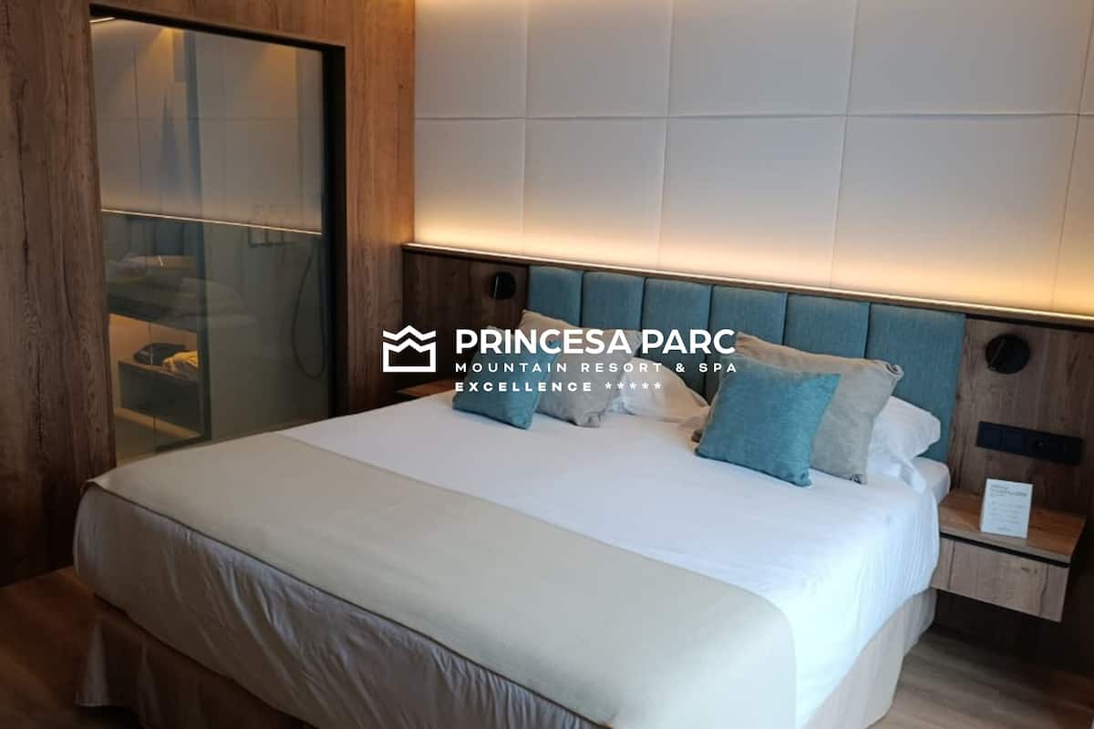 Ropa de cama de alta calidad, cubrecamas y minibar