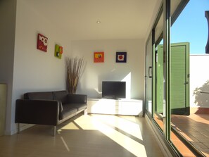 City Apartment, 3 Bedrooms, Terrace, City View | Living area