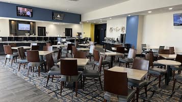 Café da manhã com buffet grátis durante a semana