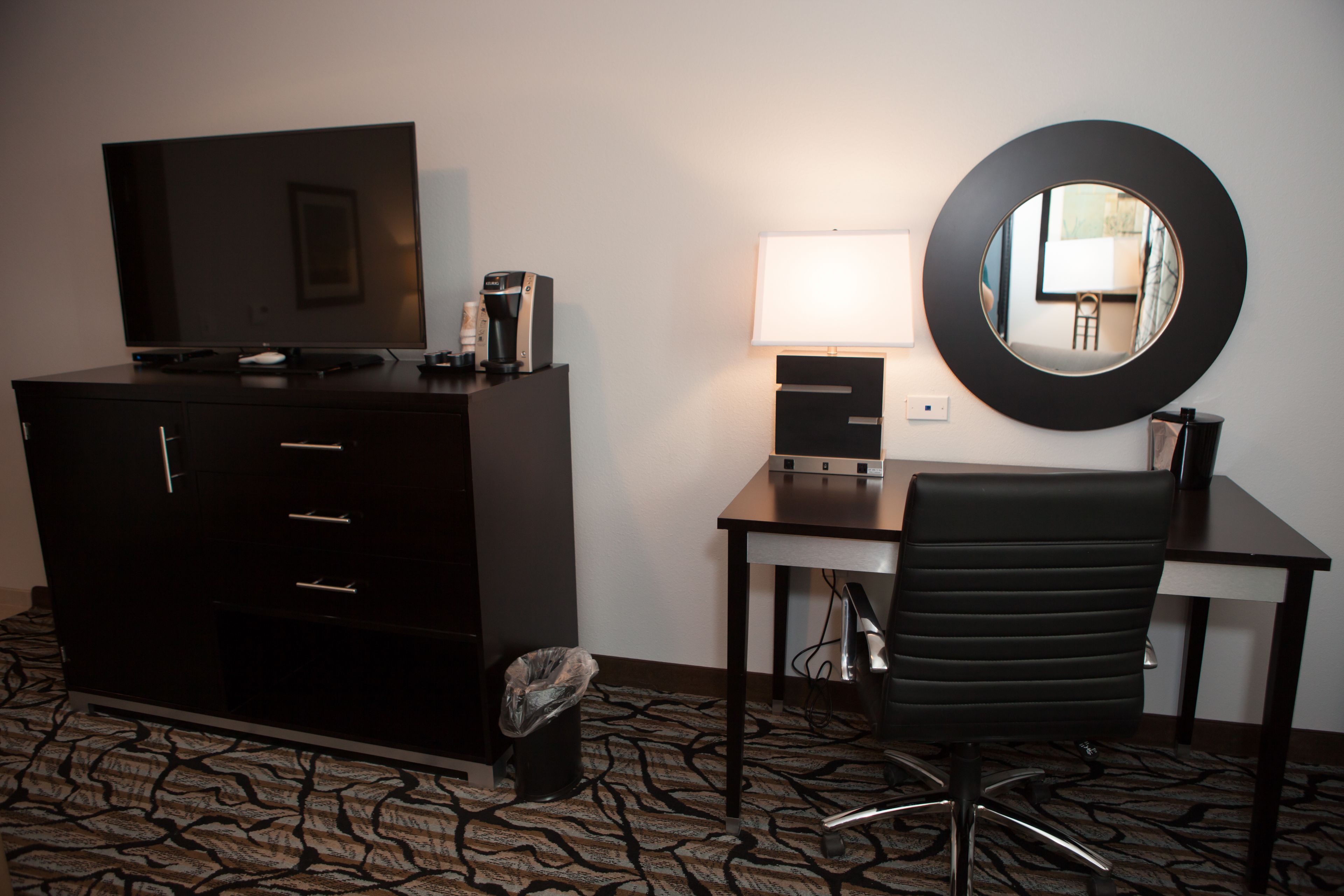 premium bedding, pillow-top beds, in-room safe, desk