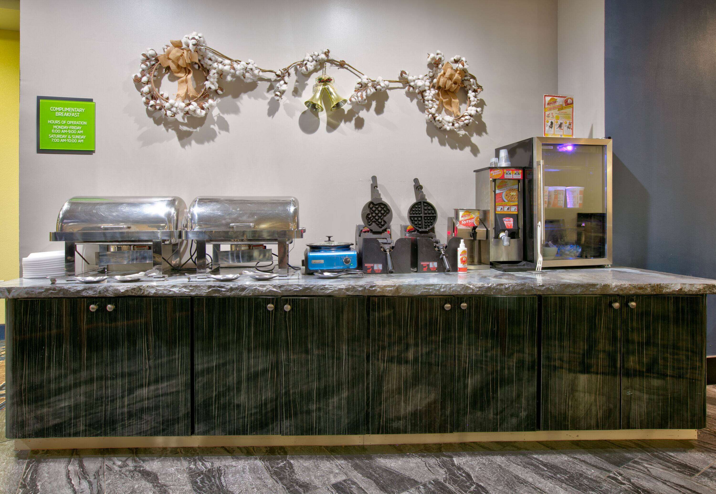 Un comptoir-repas équipé de machines à café, d’une machine à gaufres et d’un distributeur automatique.