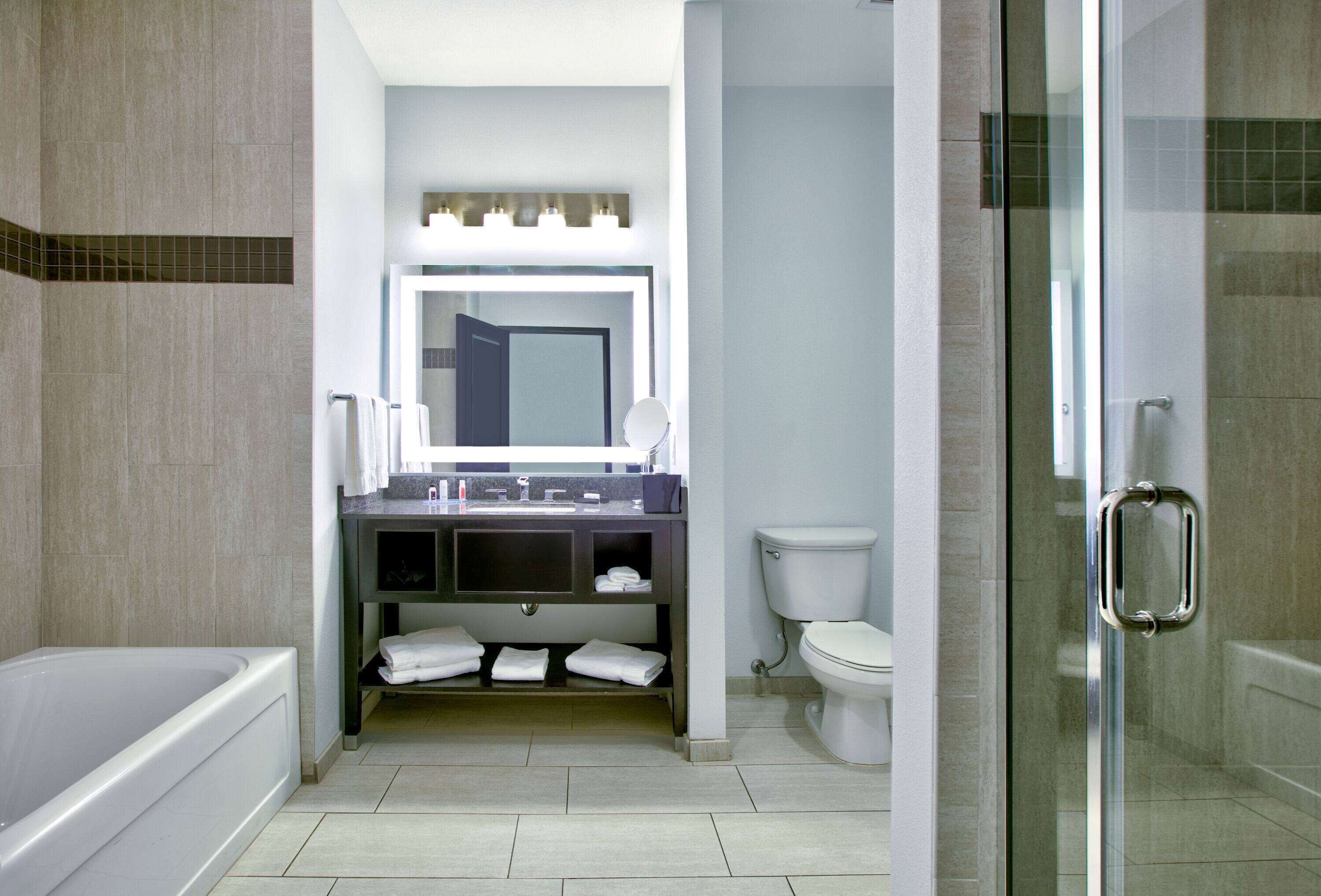 Designer toiletartikelen, een haardroger, handdoeken
