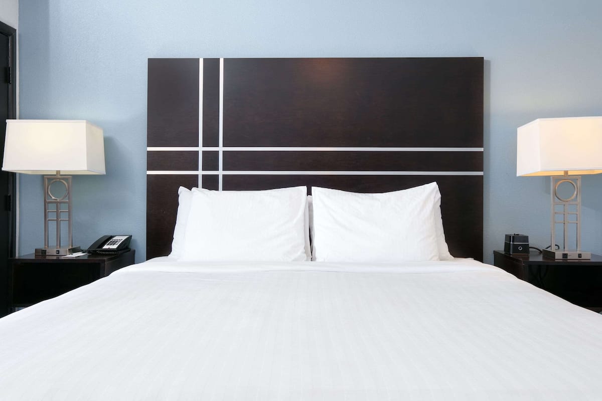 deluxe room, 1 king bed, accessible, non smoking | premium bedding, pillow-top beds, in-room safe, desk