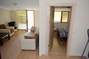 Suite, 1 dobbeltseng, balkong | Oppholdsområde | LCD-TV