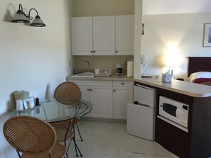 Een minikoelkast, een microgolfoven, een koffiezetapparaat/waterkoker