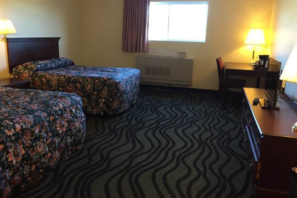 Queen room with Two Queen Beds | 泰普尔床垫、办公桌、隔音、免费 WiFi
