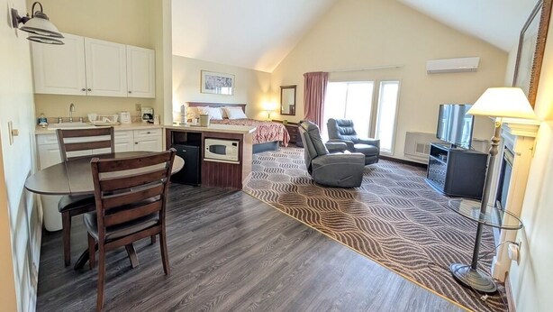 Suite, 1 King Bed - The Falls Motel - 2 Mi to " Watkins Glen State Park, Seneca Lake " AND 4 Mi to Watkins Glen International Track " The Glen " (Montour Falls)