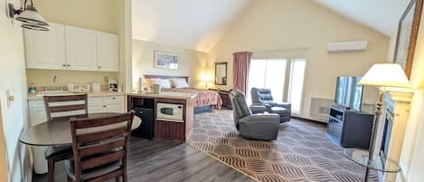 Suite, 1 King Bed | Tempur-Pedic beds, desk, soundproofing, free WiFi