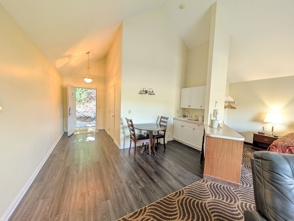 套房, 1 张特大床 | 泰普尔床垫、办公桌、隔音、免费 WiFi