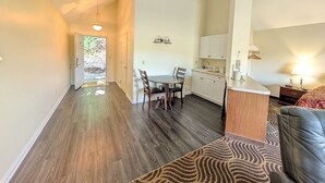 Suite, 1 King Bed - The Falls Motel - 2 Mi to " Watkins Glen State Park, Seneca Lake " AND 4 Mi to Watkins Glen International Track " The Glen " (Montour Falls)