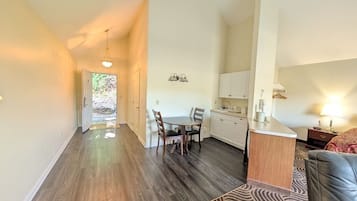 Suite, 1 kingsize-seng | Tempur-Pedic-senger, skrivebord, lydisolert og wi-fi (inkludert)