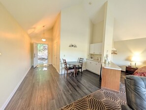 Suite, 1 cama King size | Camas Tempur-Pedic, escritorio, insonorización y wifi gratis 