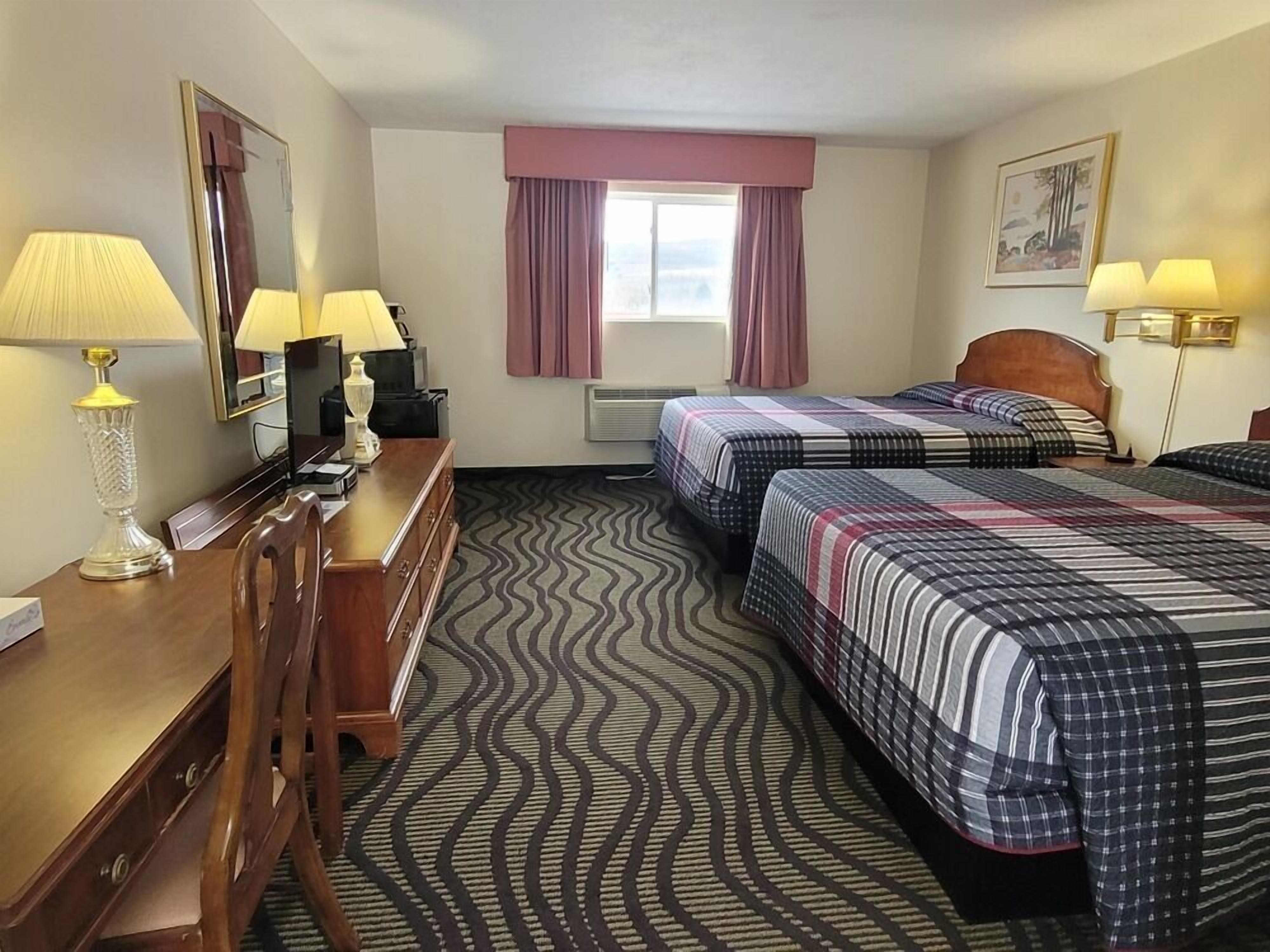 Queen room with Two Queen Beds | Camas Tempur-Pedic, escritorio, insonorización y wifi gratis 