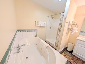 Suite, 1 kingsize bed | Badkamer | Een haardroger, handdoeken, zeep, shampoo
