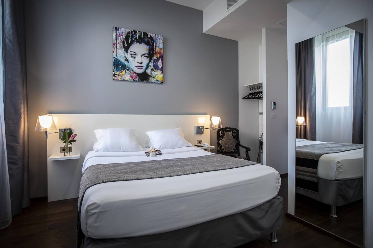 Superior Room, 1 Queen Bed, Non Smoking (Shower Only) | Premium bedding, Select Comfort beds, desk, laptop workspace