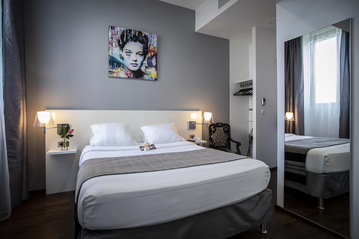 Superior Room, 1 Queen Bed, Non Smoking (Shower Only) | Premium bedding, Select Comfort beds, desk, laptop workspace