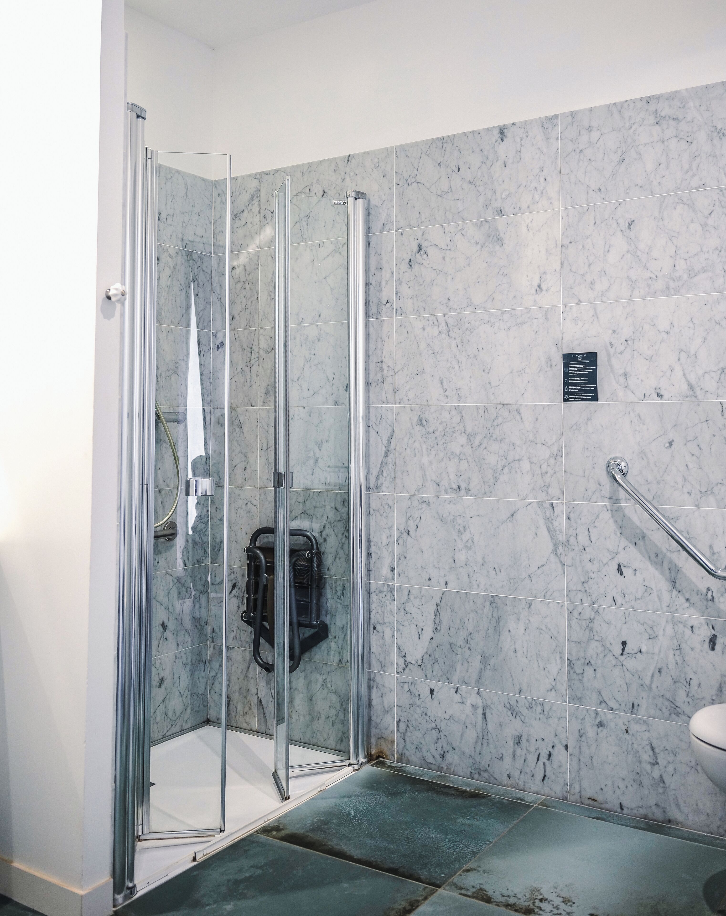 shower, rainfall showerhead, free toiletries, hair dryer