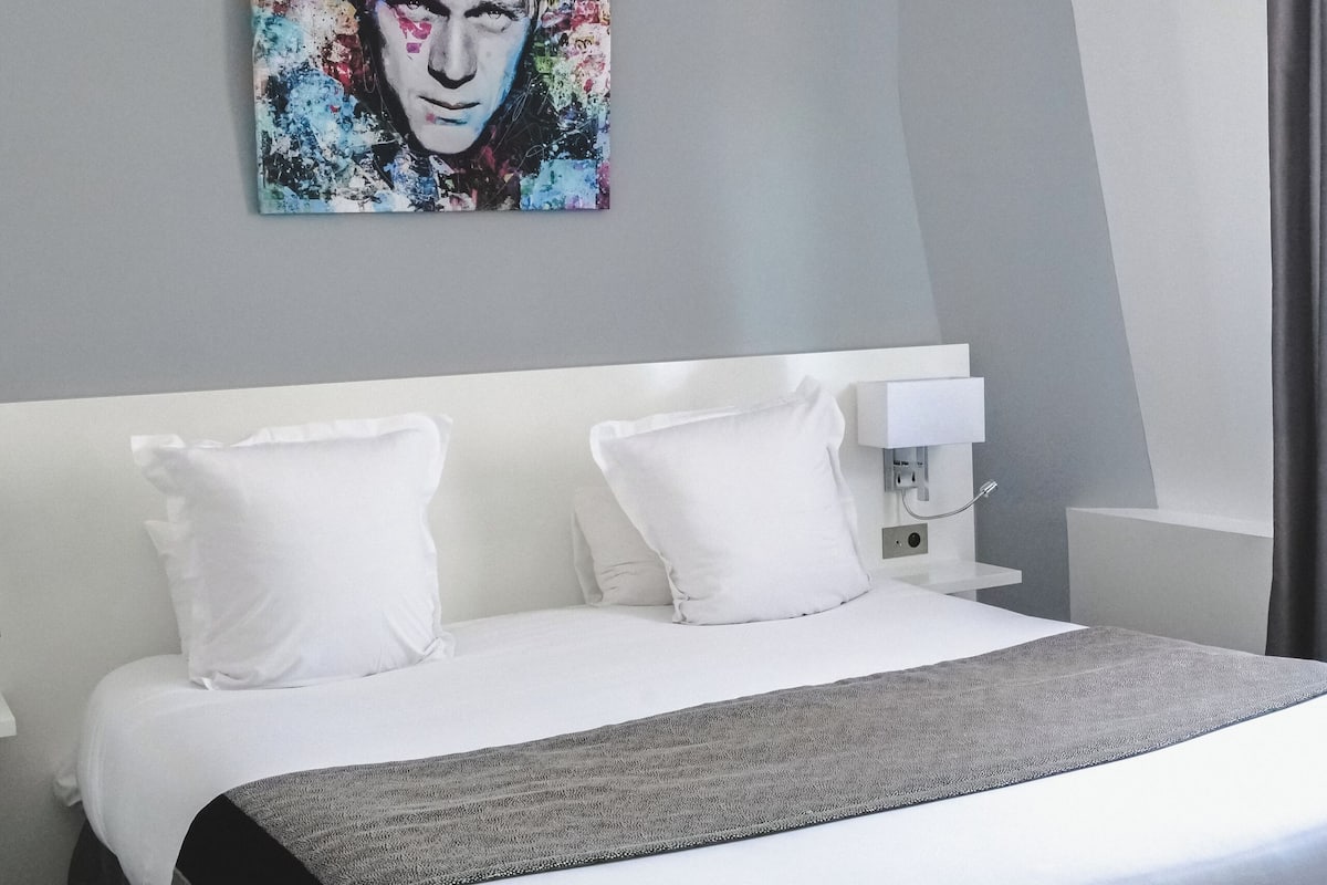 superior double room (privilège) | premium bedding, select comfort beds, desk, laptop workspace