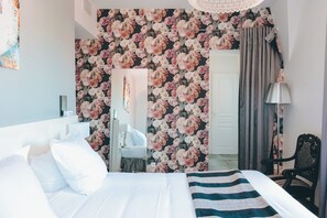 Premium bedding, Select Comfort beds, desk, laptop workspace - Hôtel Le Manoir (La Rochelle)