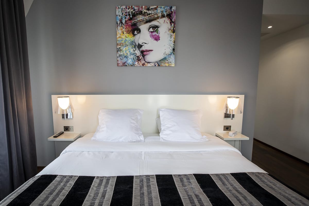 Exclusive Room, 1 King Bed, Non Smoking (Shower Only;Twin bed on request) | Premium bedding, Select Comfort beds, desk, laptop workspace