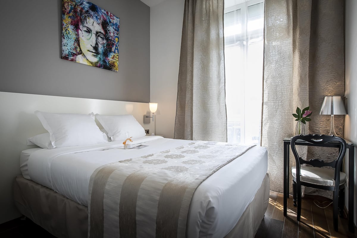 Standard Room, 1 Double Bed, Non Smoking (Shower Only) | Premium bedding, Select Comfort beds, desk, laptop workspace