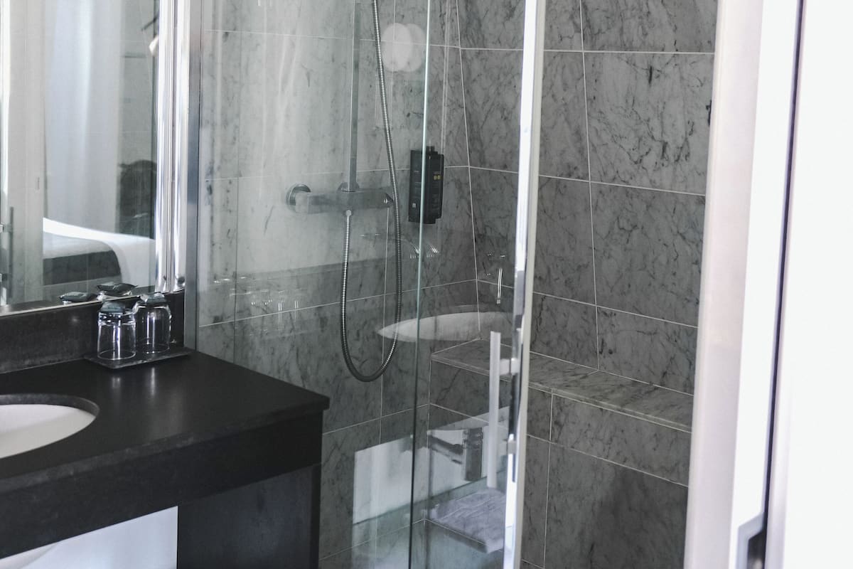 superior double room (privilège) | bathroom | shower, rainfall showerhead, free toiletries, hair dryer