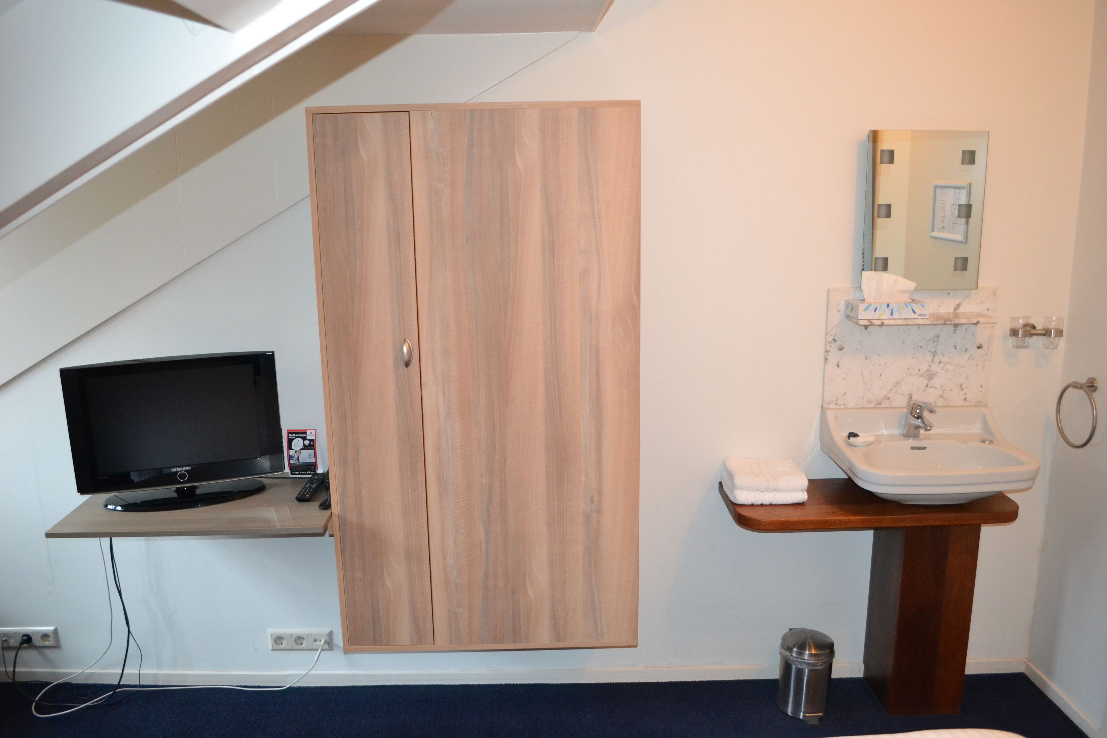 economy room with seperate bathroom | 1 bedroom, desk, cots/infant beds, free wifi