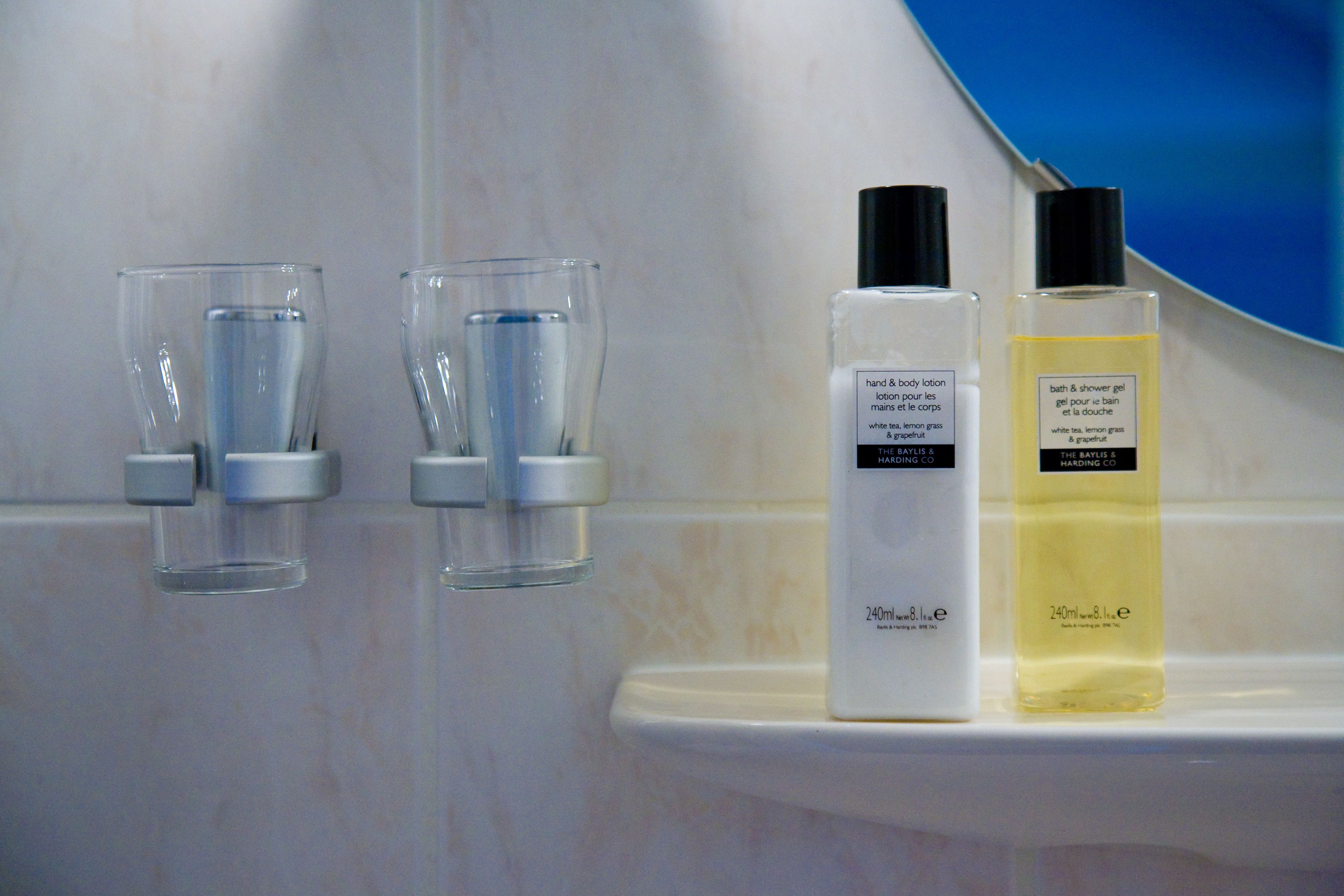 1 bedroom, desk, cots/infant beds, free wifi