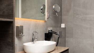 Villa (Tuin DBL33) | Bathroom | Free toiletries, hair dryer, towels