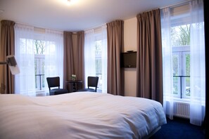 Desk, cribs/infant beds, free WiFi, bed sheets