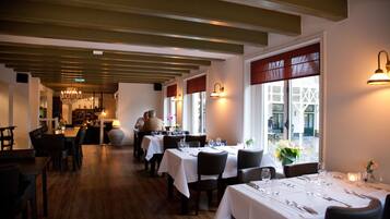 Frokost, lunsj og middag serveres, franske retter