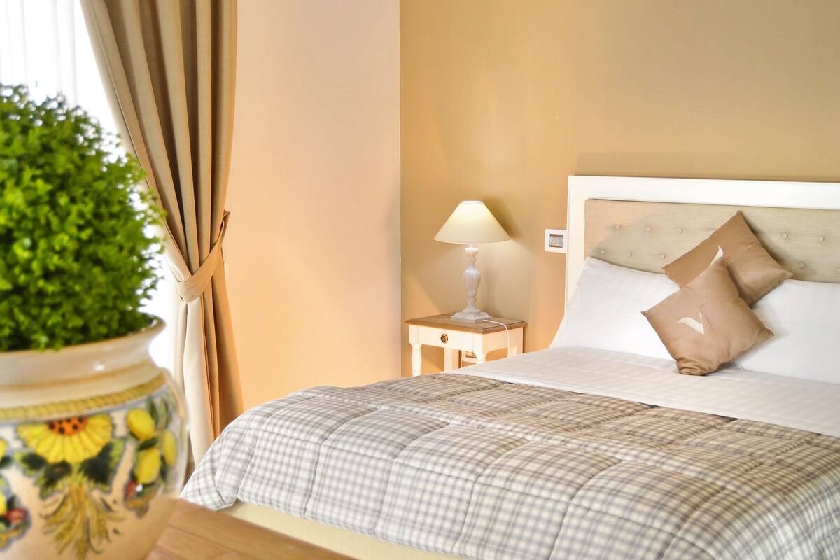 Roupas de cama premium, frigobar, cofres nos quartos, escrivaninha