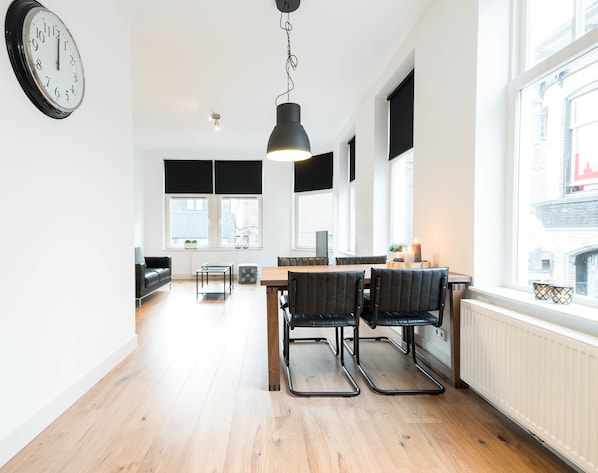 Deluxe Apartment, 1 Bedroom | In-room dining