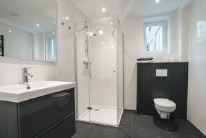 Deluxe-Apartment, 2 Schlafzimmer | Badezimmerausstattung | Kostenlose Toilettenartikel, Handtücher