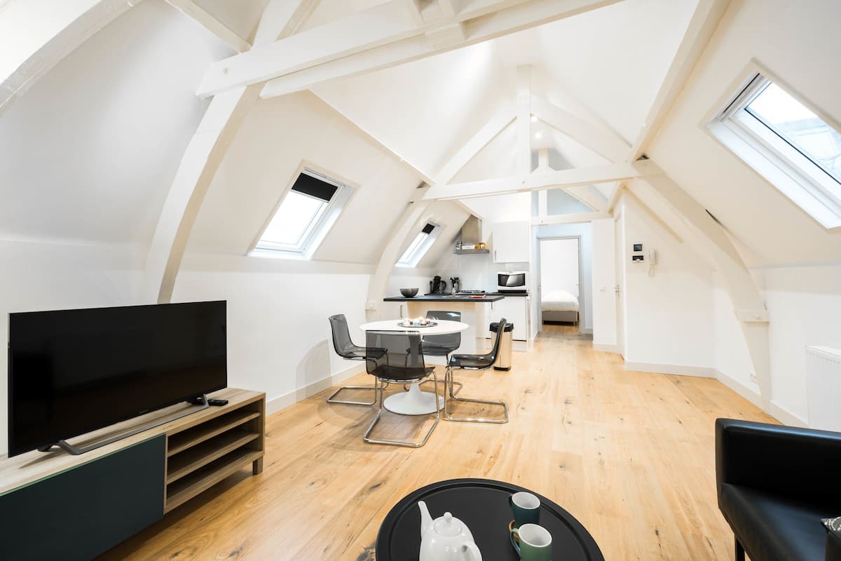 Deluxe-Apartment | Wohnbereich | 43-Zoll-Flachbildfernseher mit Kabelempfang, Fernseher, Netflix