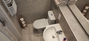Appartement | Salle de bain | Douche, sèche-cheveux, serviettes fournies, savon
