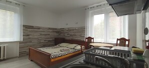 Studio Confort, 1 grand lit, salle de bains attenante | Fer et planche à repasser, Wi-Fi gratuit, draps fournis