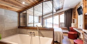 Une salle de bain moderne avec une grande baignoire, un plafond en bois et un grand miroir.