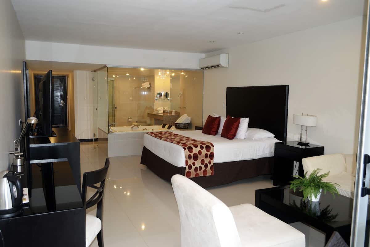 Suite Luxe, 1 trĂšs grand lit, vue piscine | 1 chambre, minibar, coffres-forts dans les chambres, bureau