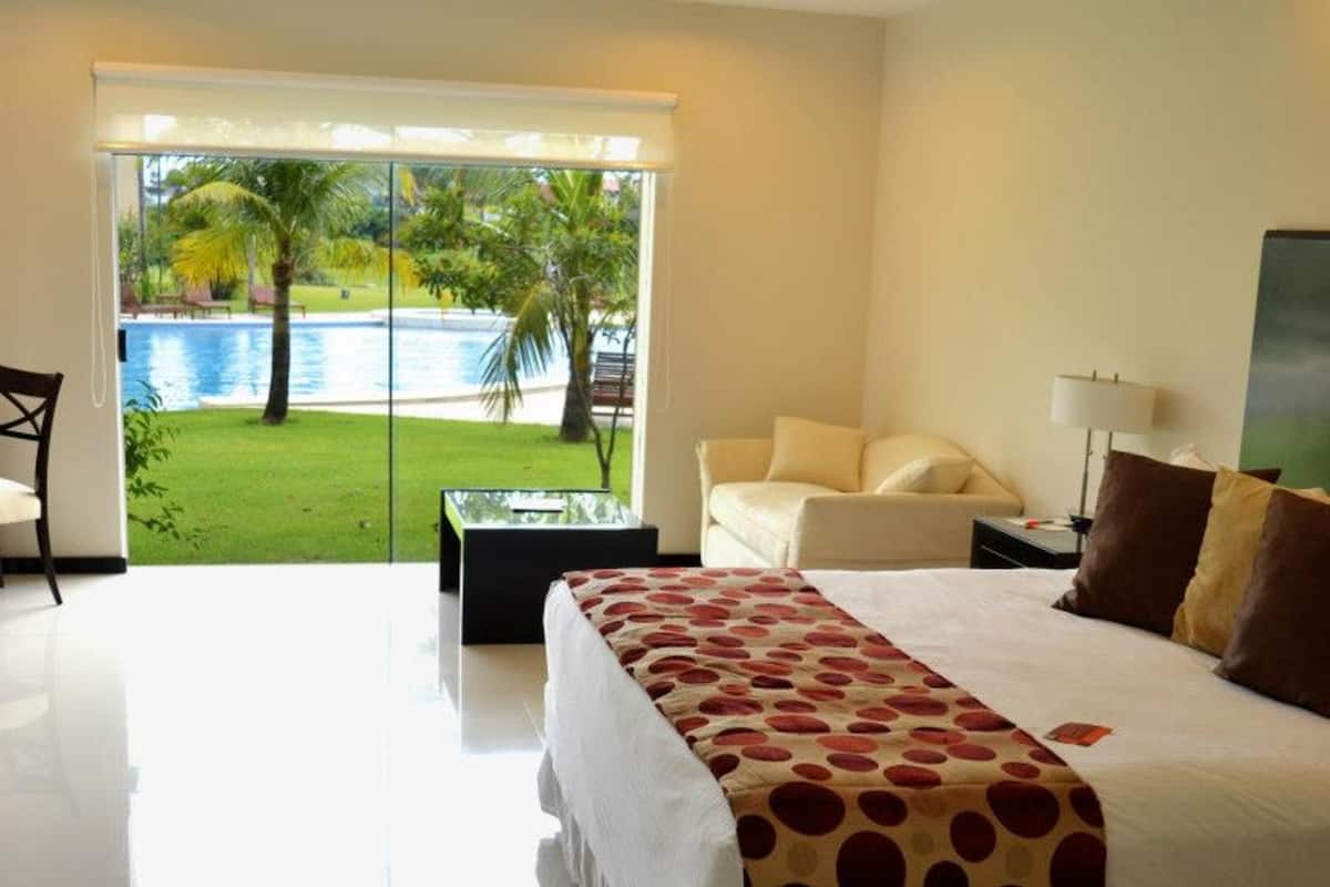 Chambre Double Premium, 1 trĂšs grand lit, vue piscine | Vue de la chambre