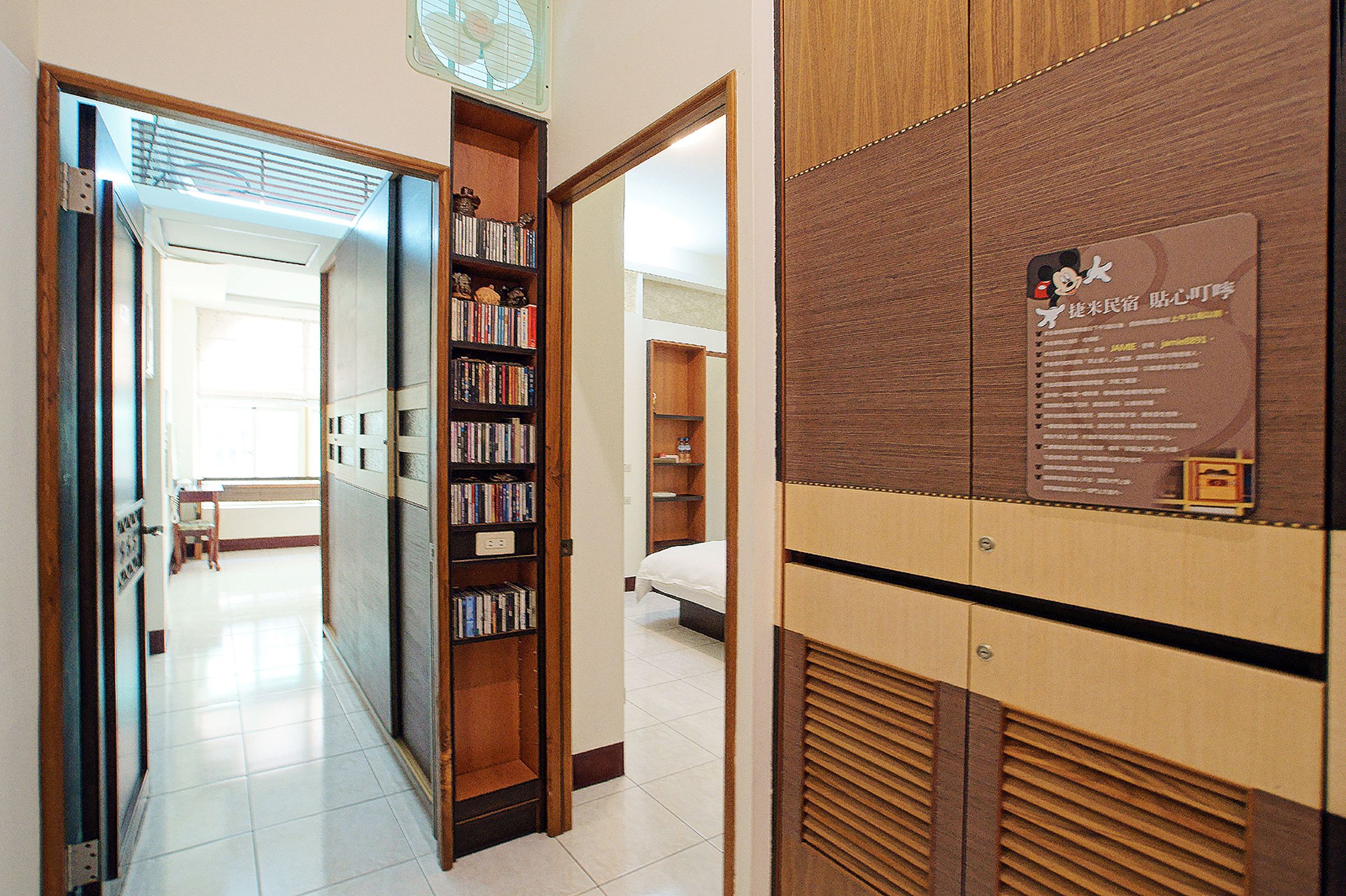 ファミリー スイート (4-person -two rooms and one bathroom) | 客室ごとに異なる装飾、デスク、ベビーベッド (無料)、WiFi (無料)