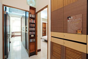 Decoración personalizada, escritorio, cunas gratuitas y wifi gratis 