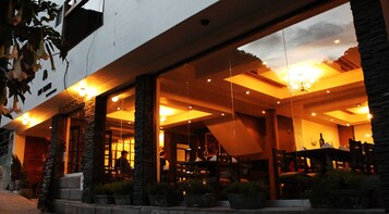 Perui ételek, kilátás a kertre 