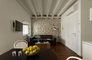 Apartamento, 1 quarto, vista para a cidade | Sala de estar | TV de tela plana