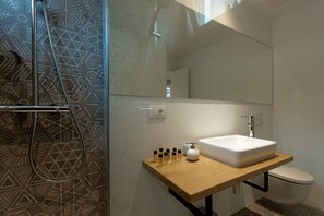 Deluxe-Apartment | Badezimmer | Dusche, kostenlose Toilettenartikel, Haartrockner, Handtücher