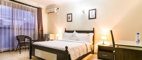 Deluxe-dobbeltværelse - byudsigt | 1 soveværelse, premium-sengetøj, pengeskab på værelset, skrivebord