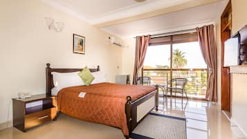 Dobbeltrom – deluxe, byutsikt | 1 soverom, sengetøy av topp kvalitet, safe på rommet og skrivebord