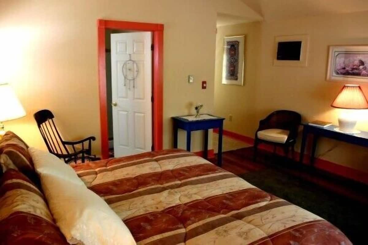 The Tussey Mountain Suite, 1 King Bed | Individually decorated, individually furnished, free WiFi