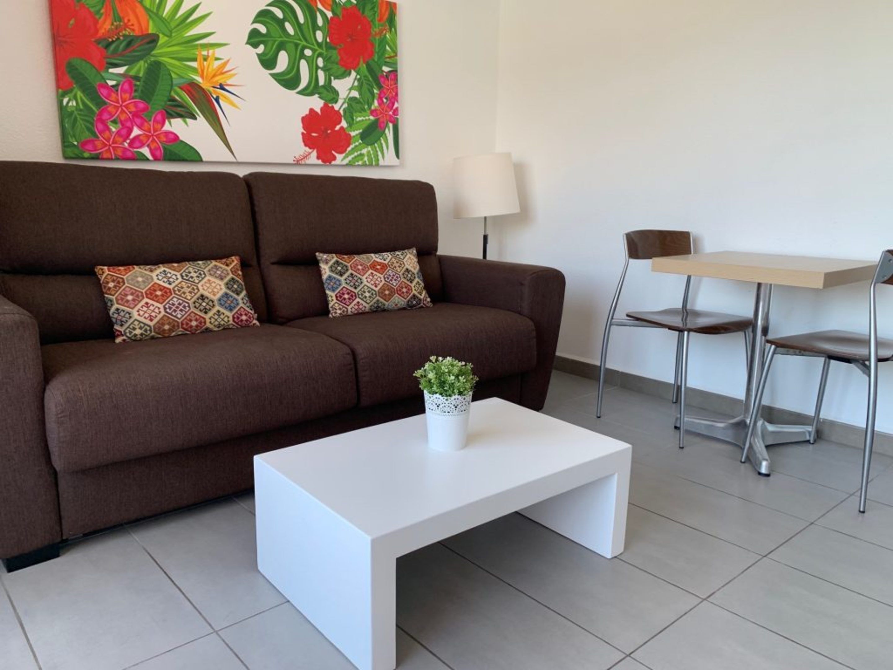 Caja fuerte, escritorio, espacio para trabajar con un portátil